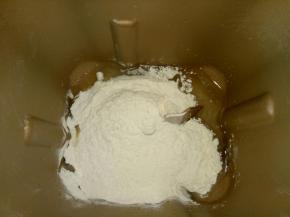 制作油皮，油皮部分的材料混合揉至可以拉出一层薄膜