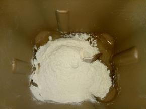 制作油皮，油皮部分的材料混合揉至可以拉出一层薄膜