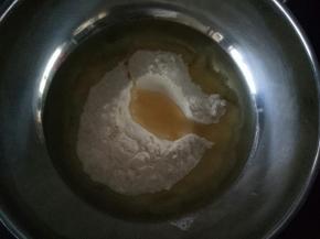 制作油酥，将玉米油和面粉充分揉搓均匀