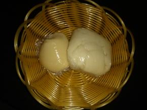 油皮和油酥用保鲜膜包好，静置松弛30分钟