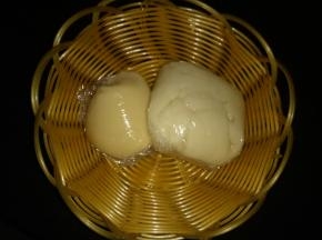 油皮和油酥用保鲜膜包好，静置松弛30分钟