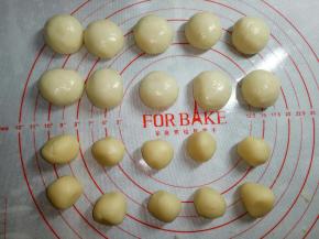 将油皮和油酥分别分成10份，滚圆