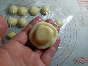 将油酥包入油皮