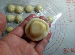 将油酥包入油皮