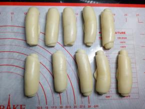 依次都卷好，盖保鲜膜静置松弛15分钟