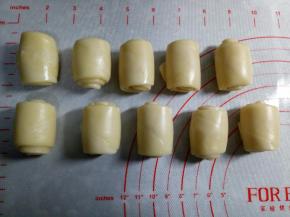 依次卷好后盖保鲜膜松弛30分钟