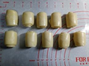 依次卷好后盖保鲜膜松弛30分钟