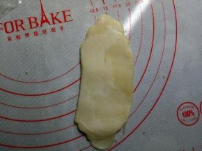 松弛好后取一块擀成长方形