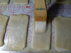 刷一层蜂蜜水或者鸡蛋液