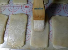 刷一层蜂蜜水或者鸡蛋液