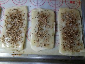 赶紧撒上芝麻，用手按压一下这样就粘牢了（最好刷一个撒一个，要不干了就粘不住芝麻了）