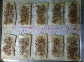 送入预热好的烤箱，中层上下火200度烤15-20分钟