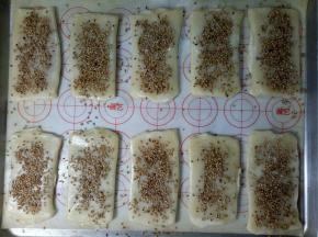 送入预热好的烤箱，中层上下火200度烤15-20分钟