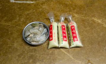 生蚝去壳取肉，洗干净