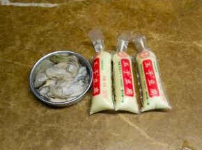 生蚝去壳取肉，洗干净