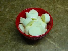 玉子豆腐切小圆块