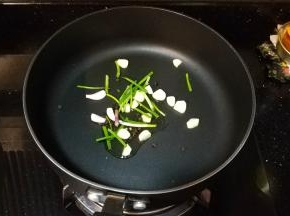 锅里放入油，放入蒜、葱、黑椒粒