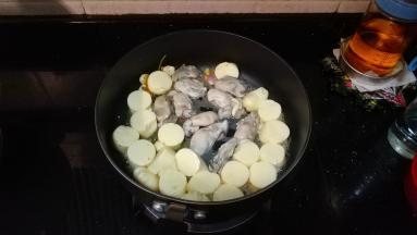 倒入生蚝和玉子豆腐翻炒
