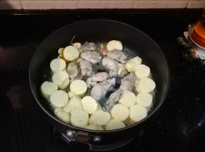 倒入生蚝和玉子豆腐翻炒