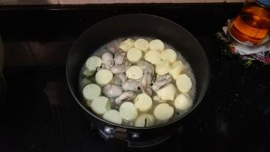 倒入半碗水、料酒、盐、糖调味，烧至汤汁开后即可