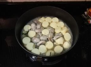 倒入半碗水、料酒、盐、糖调味，烧至汤汁开后即可