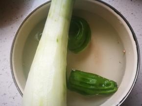 黄瓜去皮，青椒去蒂洗干净，滤干水
