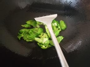 热锅凉油，放入青椒翻炒