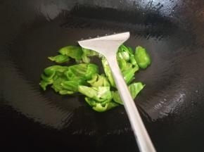 热锅凉油，放入青椒翻炒