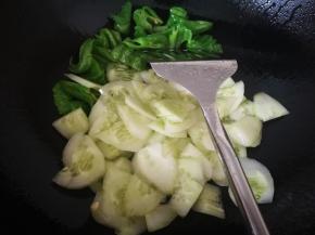 青椒翻炒变色，放入黄瓜片