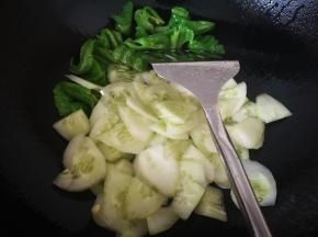 青椒翻炒变色，放入黄瓜片