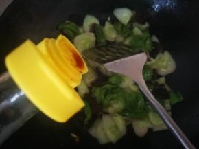 炒2分钟，倒入味极鲜，适量盐，翻炒均匀起锅