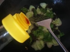 炒2分钟，倒入味极鲜，适量盐，翻炒均匀起锅