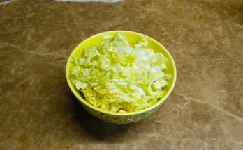娃娃菜洗净切碎