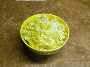 娃娃菜洗净切碎