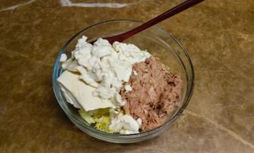 娃娃菜、豆腐（尽量挤干水份）、吞拿鱼（尽量挤干油）放在盆里