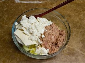 娃娃菜、豆腐（尽量挤干水份）、吞拿鱼（尽量挤干油）放在盆里