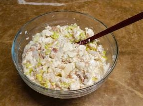 洒入蒜盐、糖拌均匀，吞拿鱼豆腐饺子馅完成