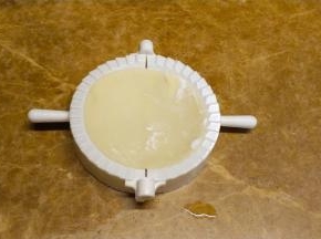 现成饺子皮放在包饺模具上