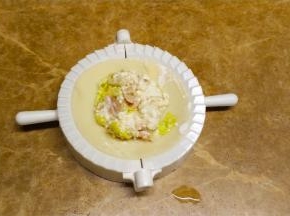 放入一小勺子饺子馅