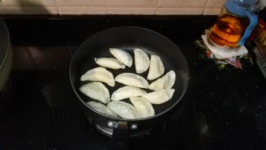 锅里放油，放入饺子