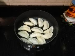 锅里放油，放入饺子