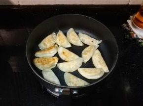 一面金黄后翻面煎另一面