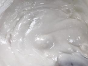 搅拌至浓稠糊状时，关小火继续搅拌