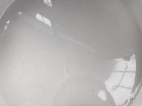 把糯米粉放入锅中，加入3倍的清水，边加水边搅拌成稀糊状即可