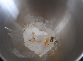 加入糖粉拌匀