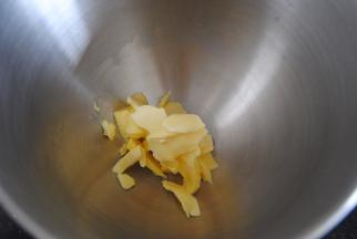 黄油提前室温软化，程度以手指能按一个凹坑为止