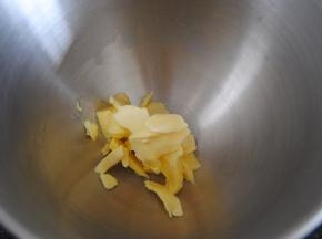 黄油提前室温软化，程度以手指能按一个凹坑为止