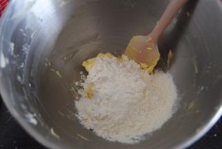 加入蛋液拌匀后筛入低筋粉和奶粉