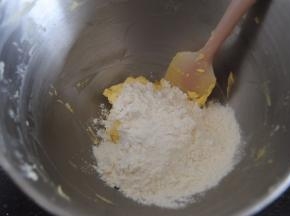 加入蛋液拌匀后筛入低筋粉和奶粉