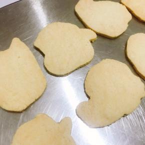 将冷藏好的面团取出室温10分钟，擀开成厚度为0.5cm的面片，用饼干模压出模型，把压好的饼干块取下来放在烤盘上，烤箱170度预热，放入中层烤制15分钟即可取出放凉备用